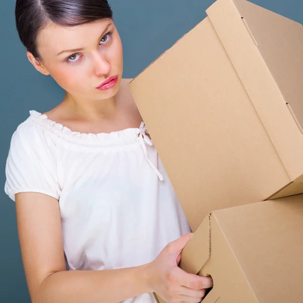 Retrato de cerca de una joven con cajas —  Fotos de Stock
