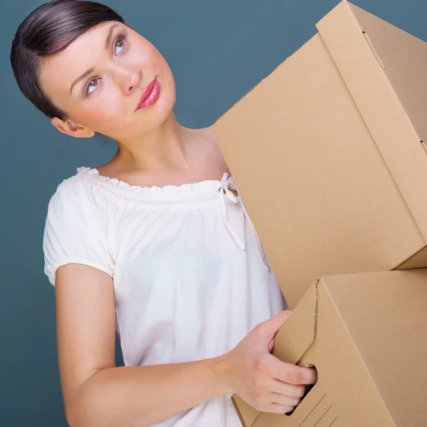 Närbild porträtt av en ung kvinna med lådor — Stockfoto