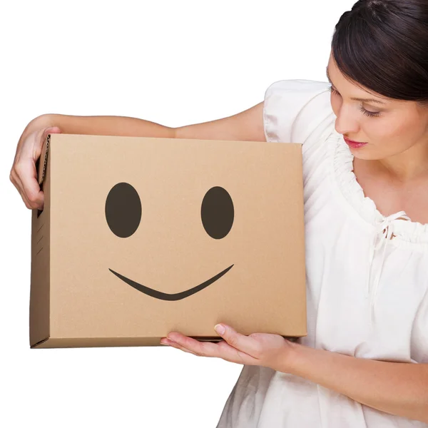 Femme attrayante avec boîte faisant un retrait. Illustrat visage sourire — Photo