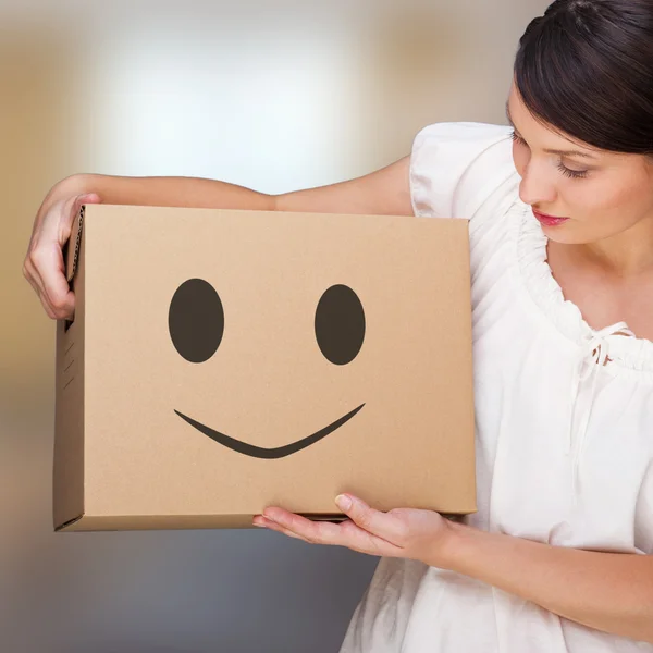Attraktive Frau mit Schachtel, die eine Entfernung macht. Lächeln Gesicht illustrieren — Stockfoto