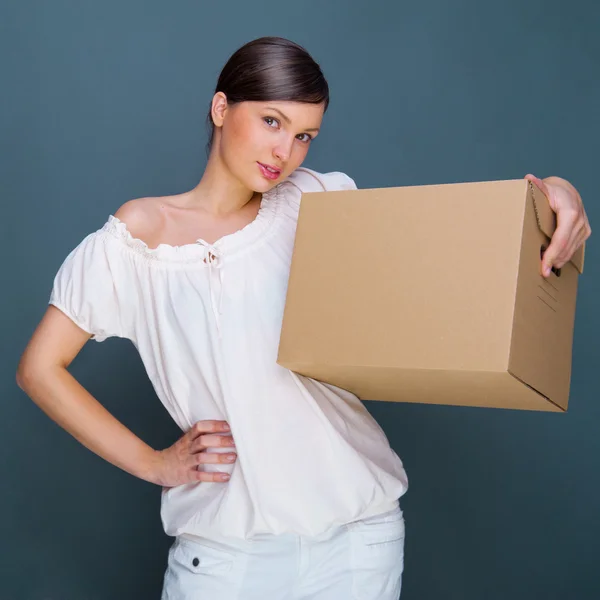 Närbild porträtt av en ung kvinna med låda — Stockfoto