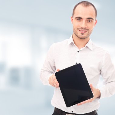 onun yazıhane vasıl ayakta gülümseyen adam gösteren tablet bilgisayar ekranı