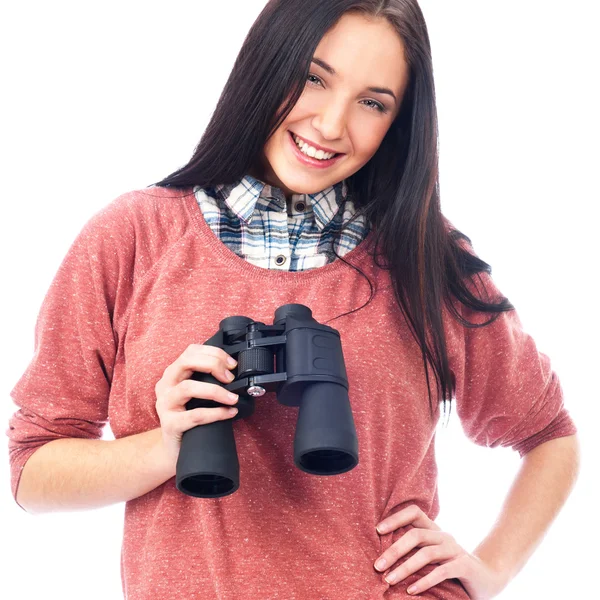 Glückliche junge Frau, die in die Kamera schaut und ein Fernglas hält. Isol — Stockfoto
