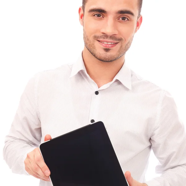 Homem mostrando tela de computador tablet sorrindo isolado no bac branco — Fotografia de Stock