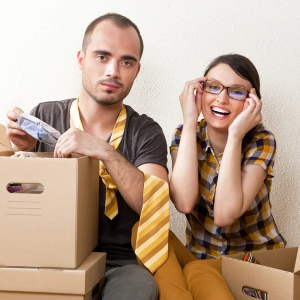 Tineri Cuplu cu cutii în noul apartament așezat pe podea un — Fotografie, imagine de stoc