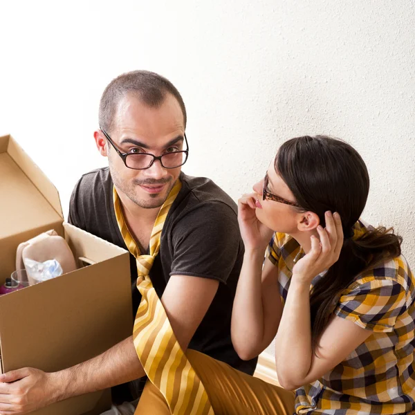 Νεαρό ζευγάρι με κουτιά στο νέο διαμέρισμα κάθεται στον όροφο ένα — Φωτογραφία Αρχείου