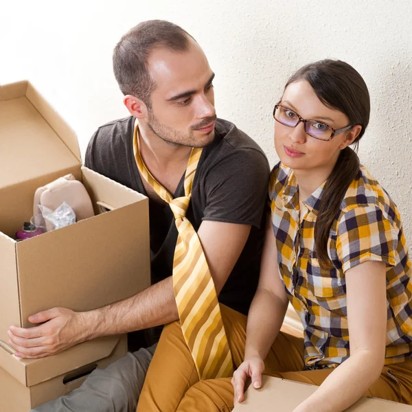 Genç bir çift ile kasa içi katta oturan yeni daire bir — Stok fotoğraf