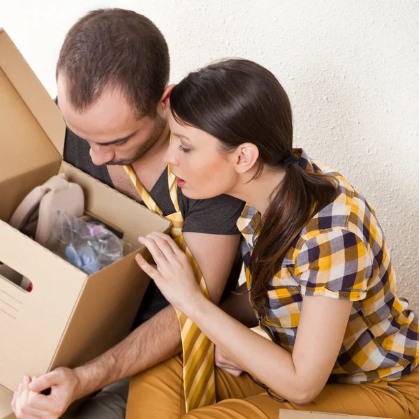 Νεαρό ζευγάρι με κουτιά στο νέο διαμέρισμα κάθεται στον όροφο ένα — Φωτογραφία Αρχείου