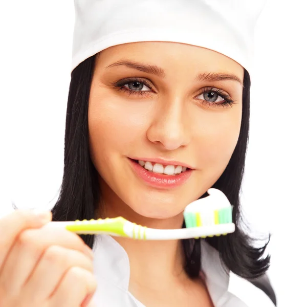 Beyaz arka plan üzerinde izole bir diş fırçası tutan diş hekimi — Stok fotoğraf