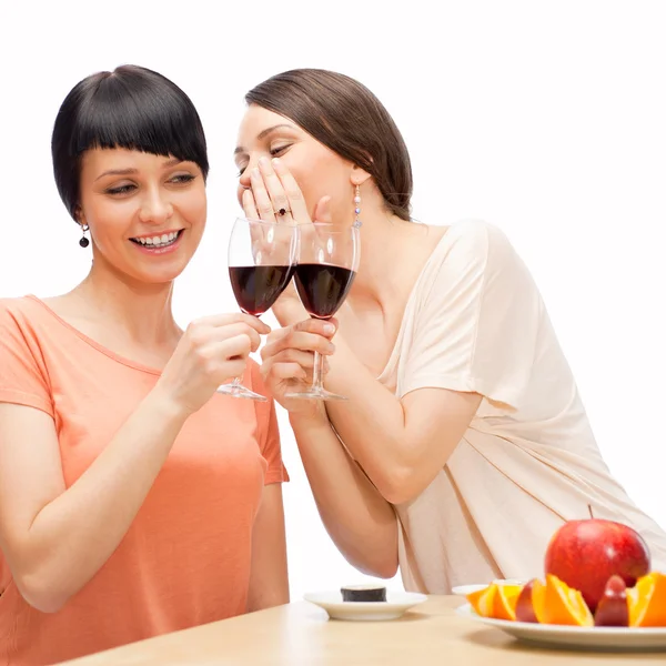 Mujeres alegres comiendo rollos de sushi y bebiendo vino tinto —  Fotos de Stock