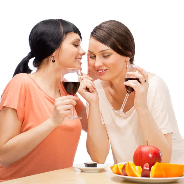 Glada kvinnor äta frukt och dricka rött vin — Stockfoto