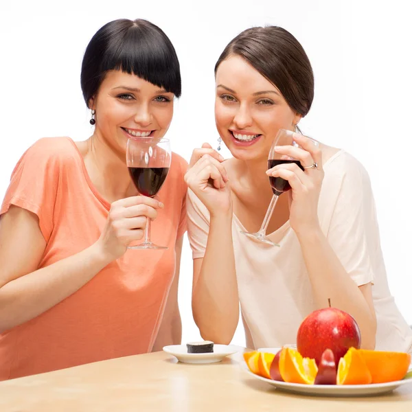 Mujeres alegres comiendo frutas y bebiendo vino tinto —  Fotos de Stock