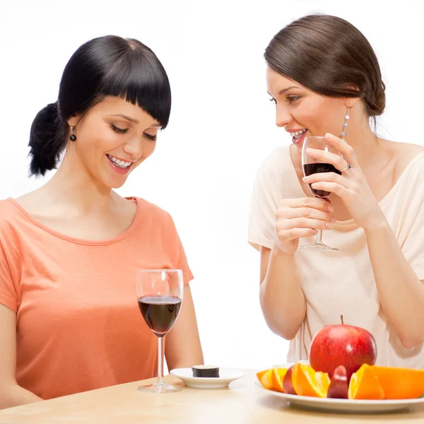 Mujeres alegres comiendo frutas y bebiendo vino tinto —  Fotos de Stock