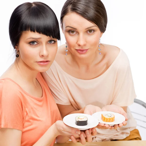 Fröhliche Frauen, die Sushi-Brötchen essen und Rotwein trinken — Stockfoto