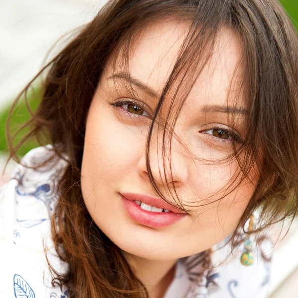 Detailní portrét krásné mladé ženy, na trávě a smil — Stock fotografie