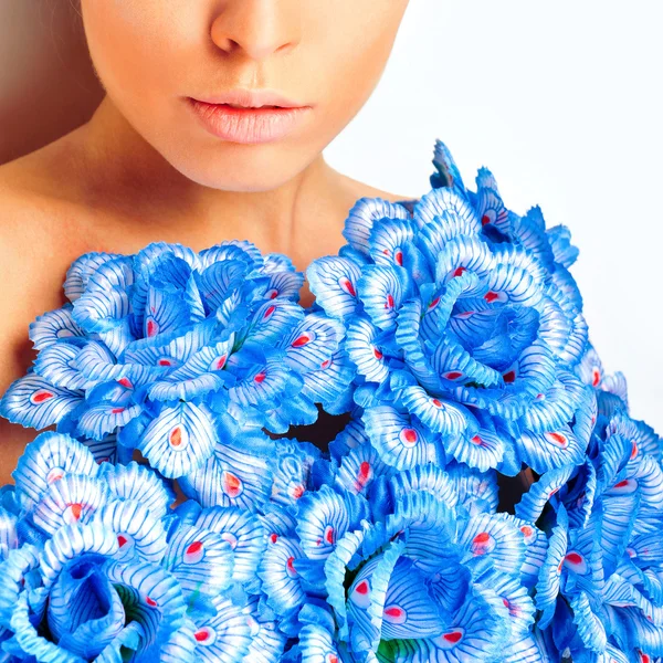 Muhteşem bir kadın mavi çiçekli beyaz arka plan üzerinde elbise — Stok fotoğraf