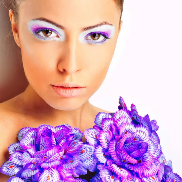 Splendida donna con abito da fiore blu su sfondo bianco — Foto Stock