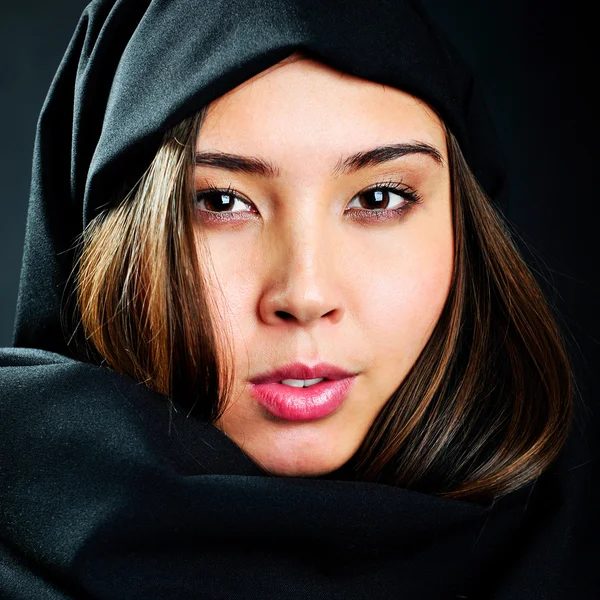 Ritratto di bella donna araba asiatica con velo nero — Foto Stock