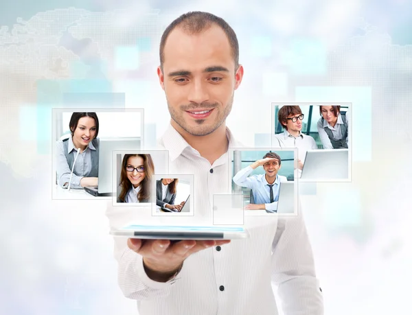 Hombre de negocios adulto utilizando su computadora tableta para comunicar su t —  Fotos de Stock