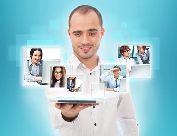 Hombre de negocios adulto utilizando su computadora tableta para comunicar su t — Foto de Stock