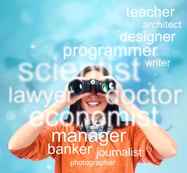 Vrouw op zoek door middel van verrekijkers voor speciale studie of baan. — Stockfoto