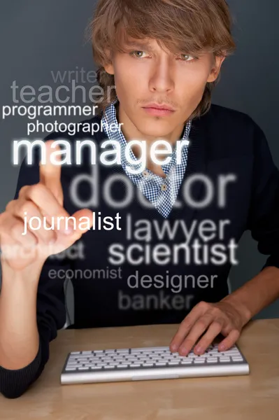Молодой человек, работающий за компьютером и ищущий сотрудников или работу — стоковое фото