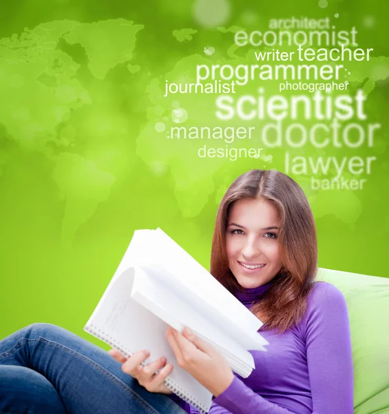 Jonge vrouwelijke student studeren en denken over toekomstige professi — Stockfoto