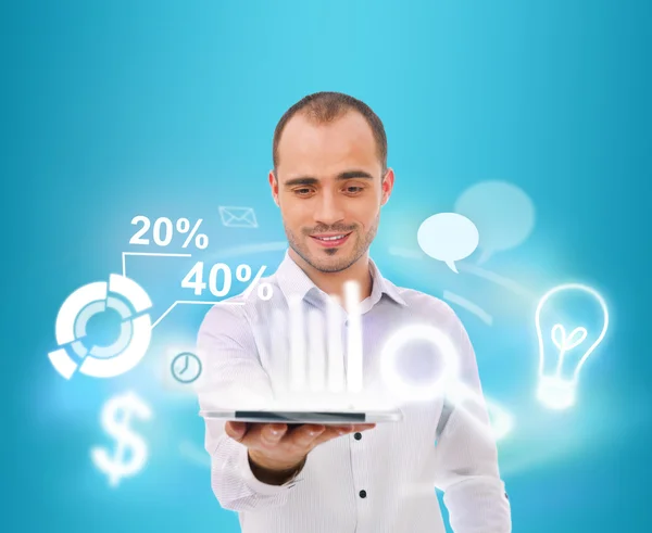 Hombre de negocios adulto sosteniendo tableta ordenador y diferentes iconos o —  Fotos de Stock