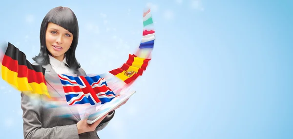 Mujer joven vistiendo traje sosteniendo tableta. Banderas de Europ —  Fotos de Stock