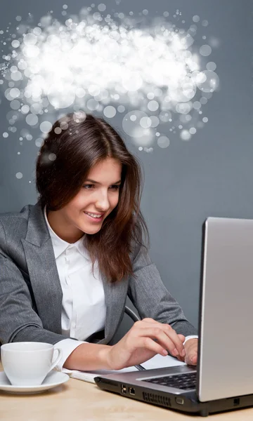 Jovem mulher trabalhando por seu laptop e sonhando com algo . — Fotografia de Stock