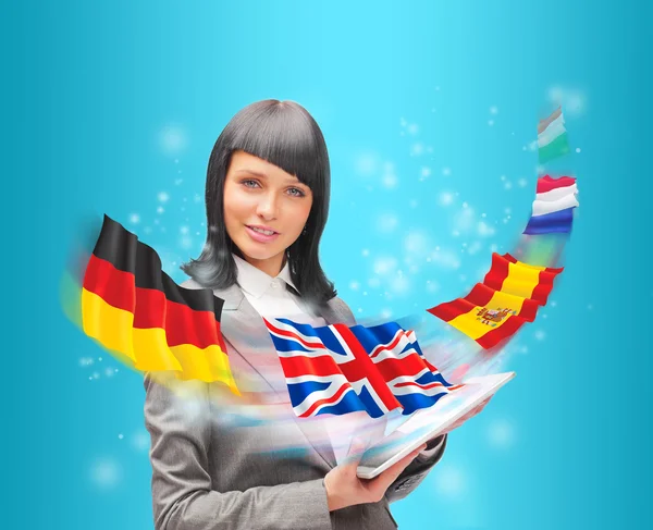Tablet bilgisayar tutan takım giyen genç bir kadın. europ bayrakları — Stok fotoğraf