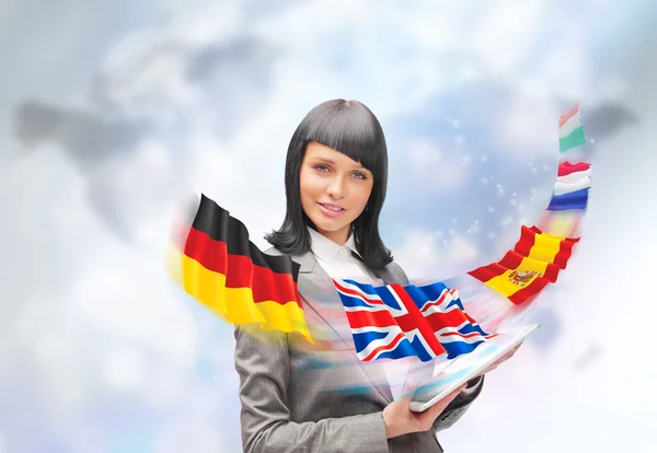 Νεαρή γυναίκα φοράει κοστούμι κρατώντας υπολογιστή δισκίο. σημαίες της europ — Φωτογραφία Αρχείου