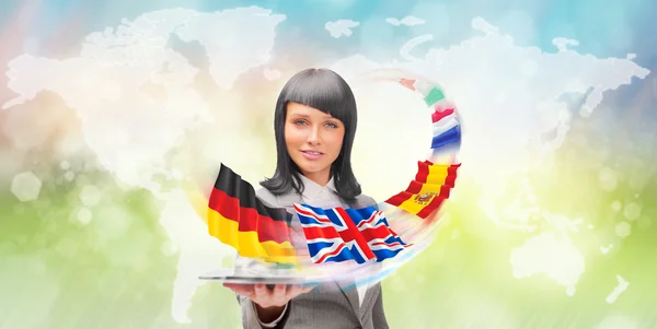 Giovane donna in giacca e cravatta con tablet. Bandiere dell'Europ — Foto Stock