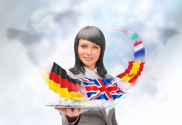 Junge Frau im Anzug, Tablet-Computer in der Hand. Flaggen von Europa — Stockfoto