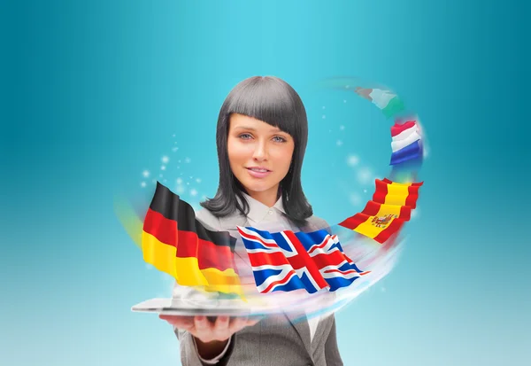 Junge Frau im Anzug, Tablet-Computer in der Hand. Flaggen von Europa — Stockfoto