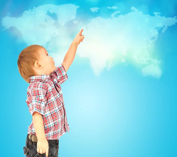 Szczęśliwy chłopiec skierowana w górę na mapie świata — Zdjęcie stockowe
