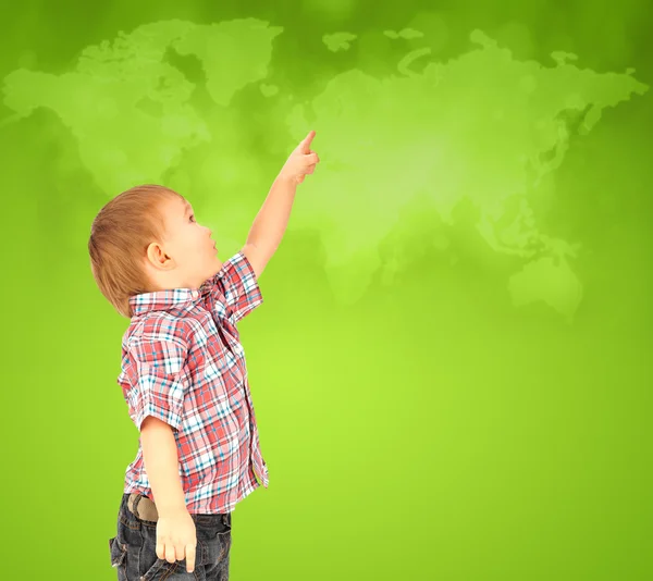 Šťastný chlapeček směřující nahoru na mapě světa — Stock fotografie