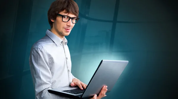 Hombre de negocios que trabaja con su computadora moderna y su interfaz virtual. Concepto de fusión de tecnologías —  Fotos de Stock