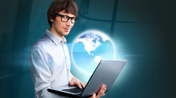 商务男人与他的现代计算机和虚拟接口工作。合并的技术概念 — 图库照片
