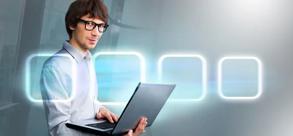 Affärsman hålla laptop och arbeta med virtuella gränssnitt. sammanfogning av teknik koncept — Stockfoto