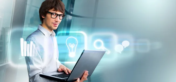 Geschäftsmann mit Laptop und virtueller Benutzeroberfläche. Zusammenführung von Technologien — Stockfoto