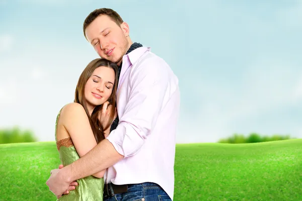 Porträt eines jungen Paares, das zusammensteht und sich umarmt — Stockfoto