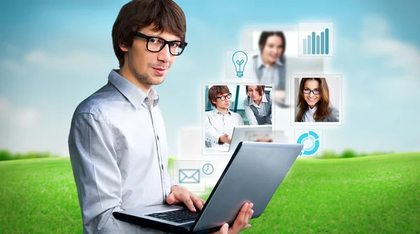 成人商人使用他的平板电脑沟通他的团队。虚拟会议技术的全球业务概念. — 图库照片