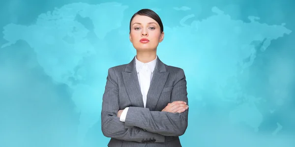 Geschäftsfrau blickt in Kamera mit Landkarte im Hintergrund — Stockfoto