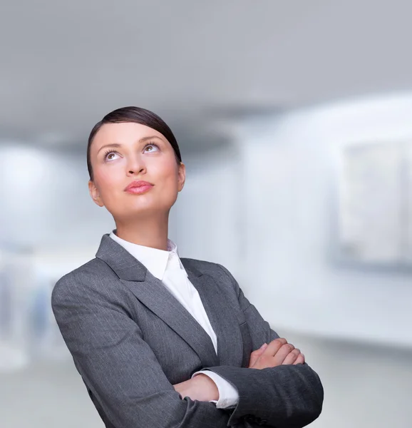 自信を持ってビジネスの女性。彼女の事務所で折り畳まれた手で立っています。 — ストック写真
