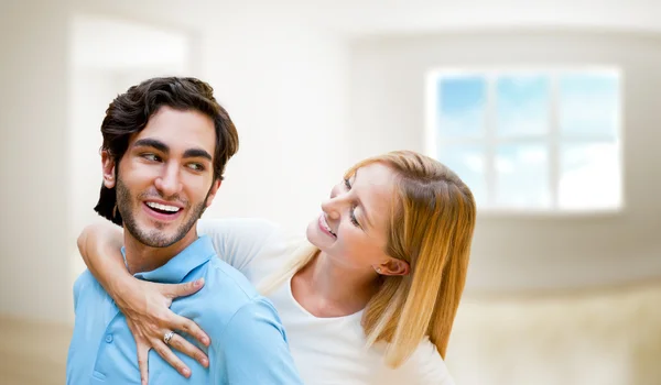 Acolhedor jovem casal abraçando dentro de novo apartamento e planejando para — Fotografia de Stock