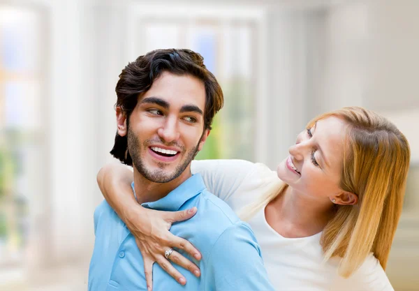 安逸的年轻夫妇在新公寓里面拥抱和规划到 — 图库照片