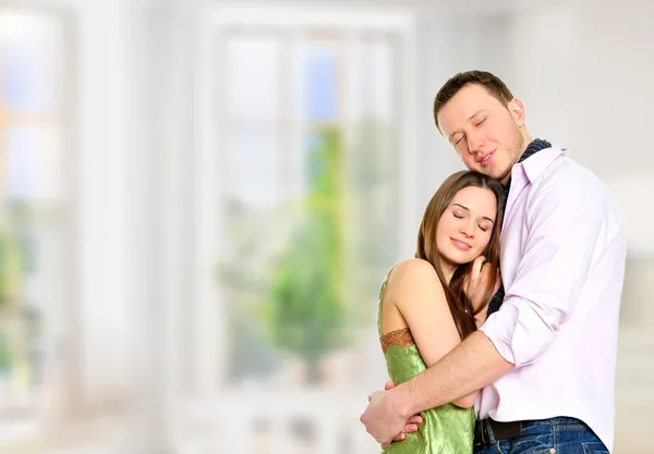 Gemütliches junges Paar umarmt sich in neuer Wohnung und plant, — Stockfoto