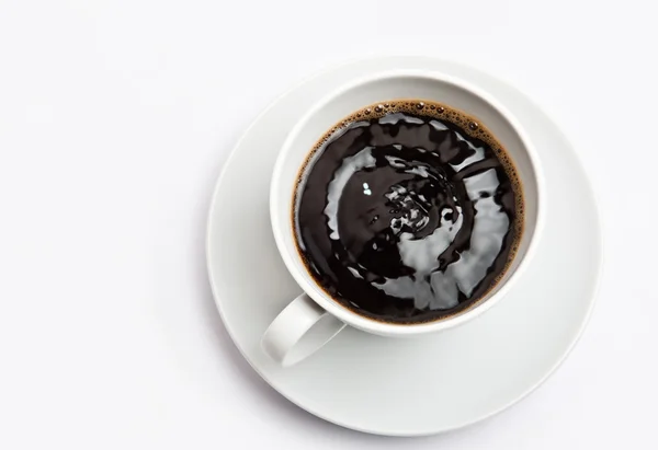 Una taza blanca de café caliente. La bebida está temblando y llena de —  Fotos de Stock