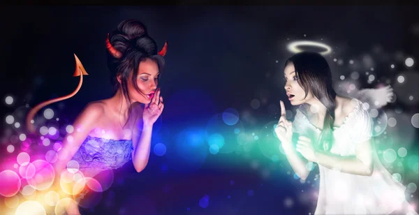 Porträtt av ängel och djävul flickor och copyspace mellan dem.. — Stockfoto